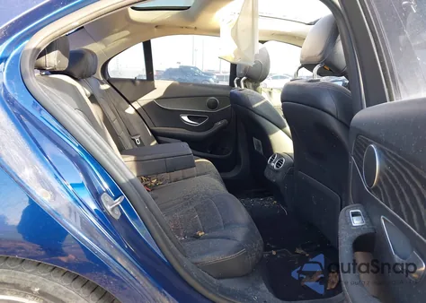 2017 Mercedes-Benz C 300 z USA, uszkodzony, nr VIN 55SWF4JB7HU206749